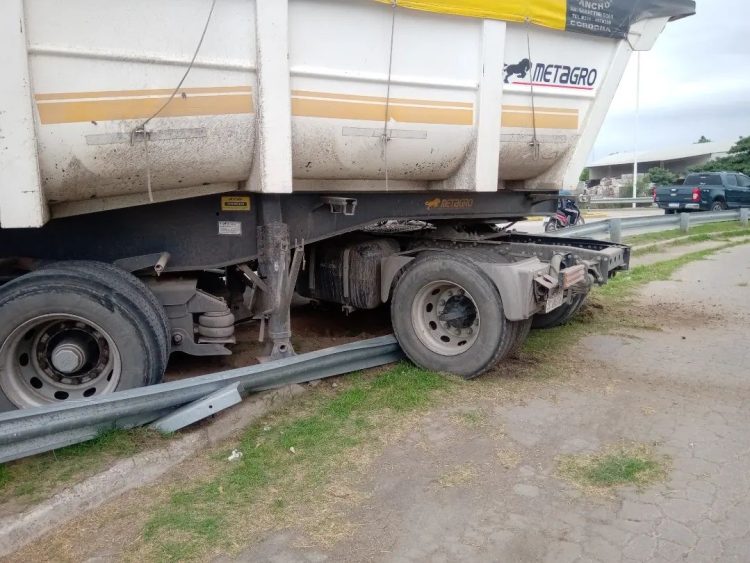 Un camión chocó contra el guardarrail de la terminal de ómnibus