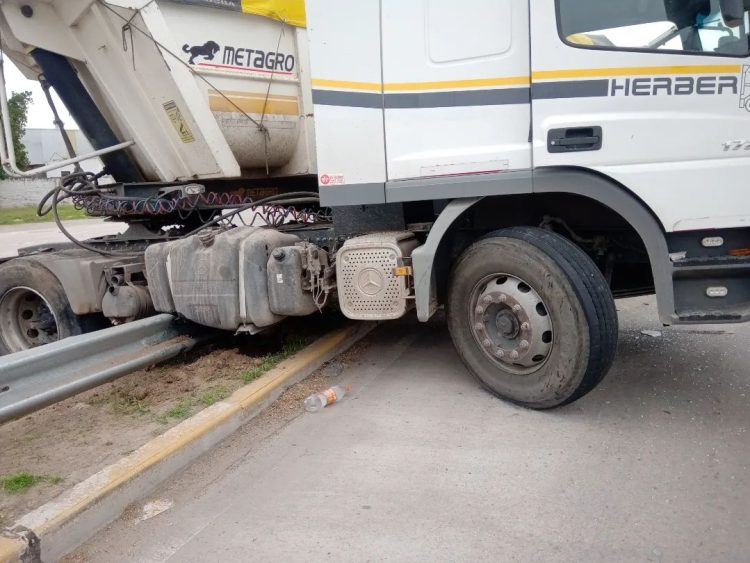 Un camión chocó contra el guardarrail de la terminal de ómnibus