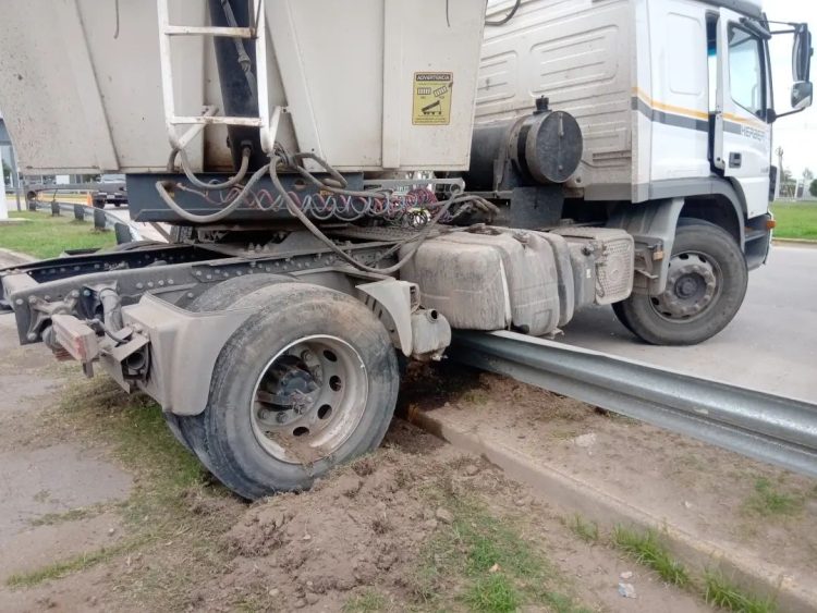 Un camión chocó contra el guardarrail de la terminal de ómnibus