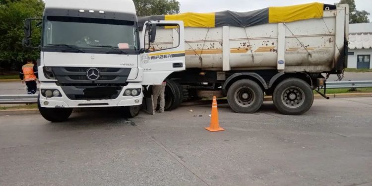 Un camión chocó contra el guardarrail de la terminal de ómnibus