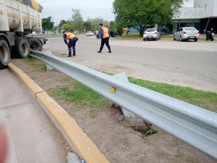 Un camión chocó contra el guardarrail de la terminal de ómnibus