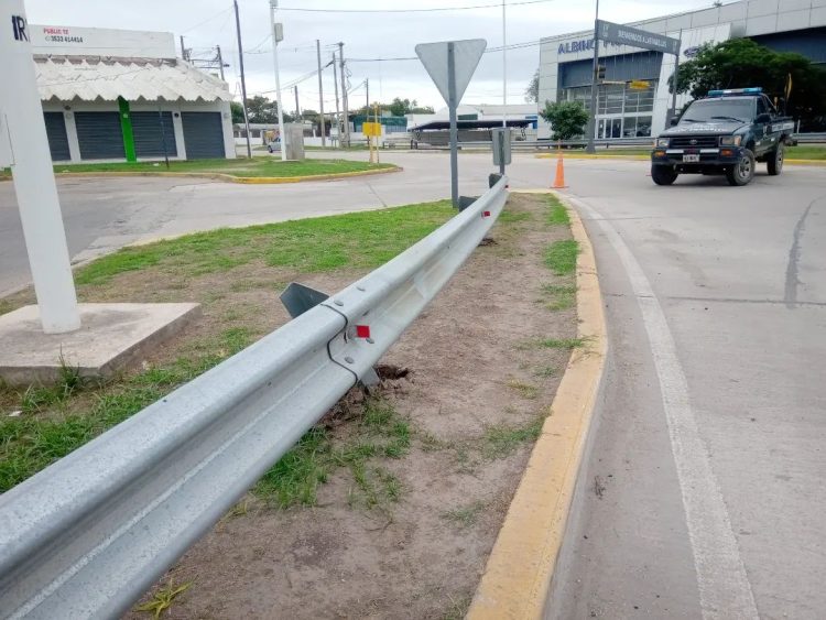 Un camión chocó contra el guardarrail de la terminal de ómnibus