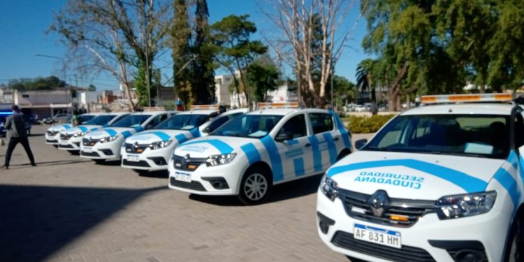 Entrega  de móviles a las policías de la provincia y ciudadana