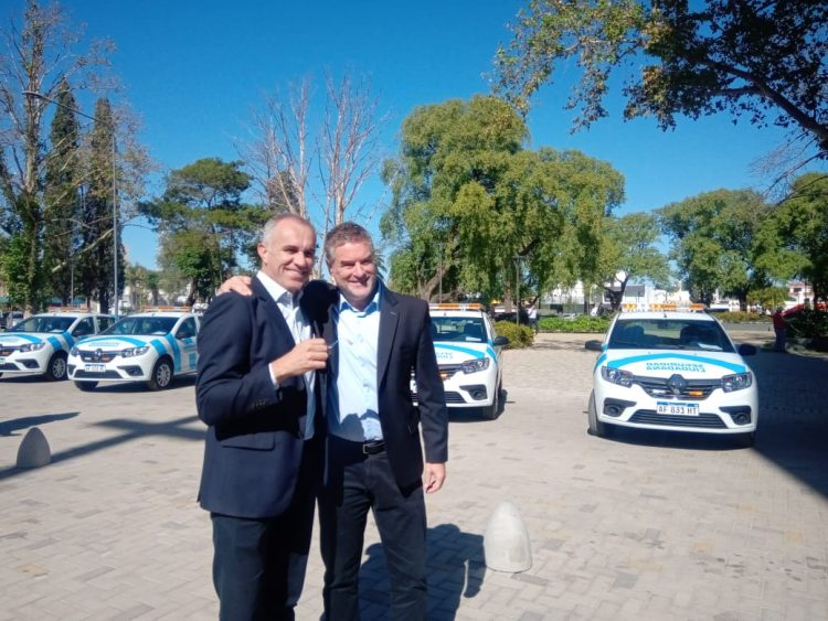 Entrega  de móviles a las policías de la provincia y ciudadana