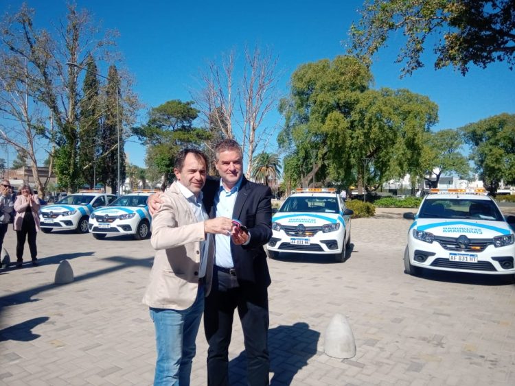 Entrega  de móviles a las policías de la provincia y ciudadana