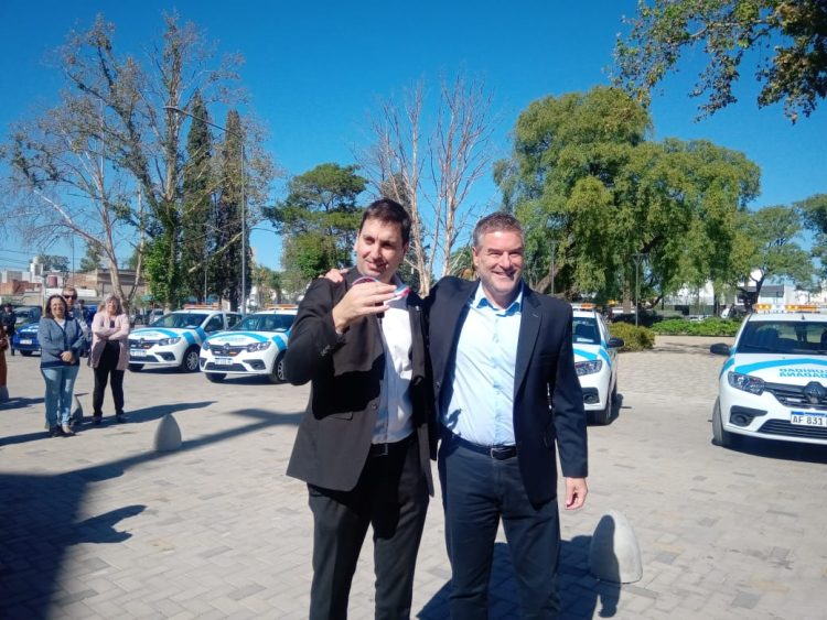 Entrega  de móviles a las policías de la provincia y ciudadana