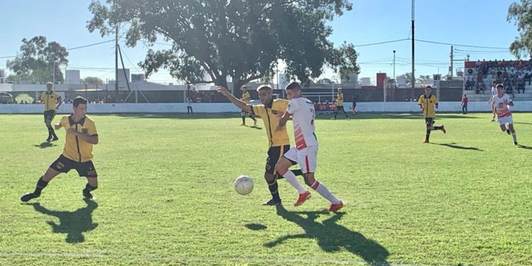 Empate de Huracán y derrota de Mitre en el fútbol regional