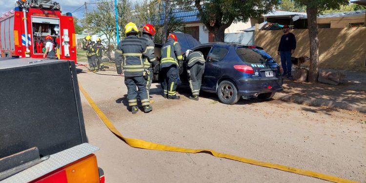 Bomberos sofocaron el incendio de un automóvil