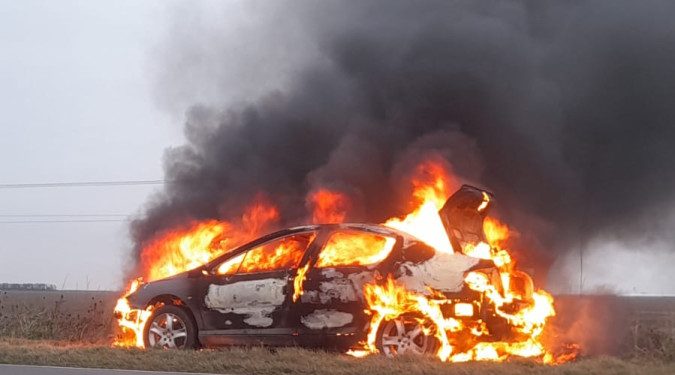 Se incendió un automovil en la Ruta 13