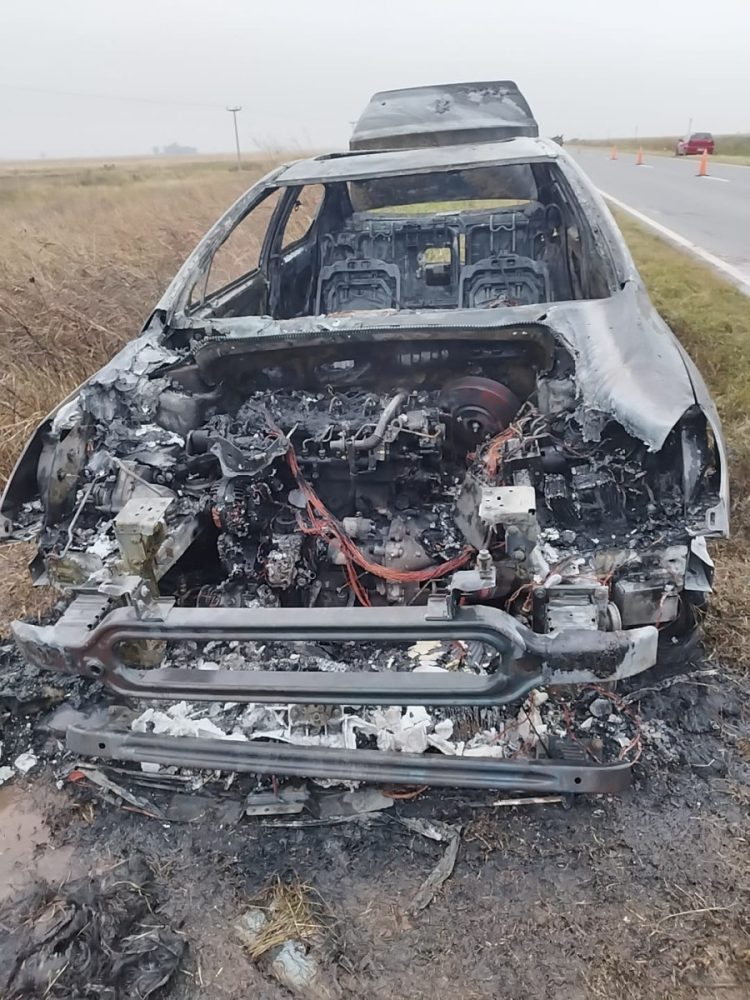 Se incendió un automovil en la Ruta 13