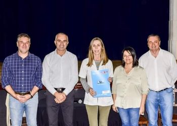 Entrega de escrituras a propietarios de viviendas sociales