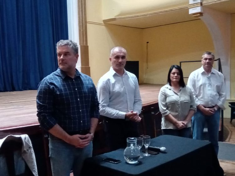 Entrega de escrituras a propietarios de viviendas sociales