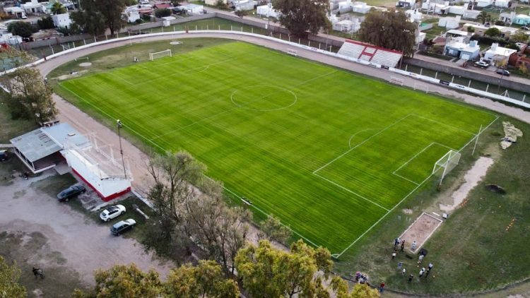 Luego del resembrado, así está la cancha de Huracán