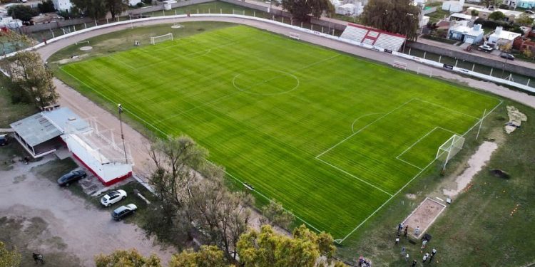 Luego del resembrado, así está la cancha de Huracán