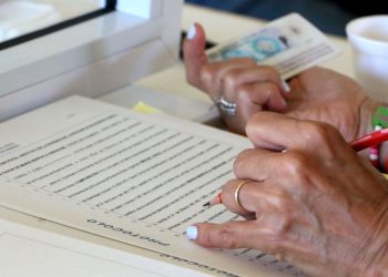 Entrega de escrituras a beneficiarios de viviendas