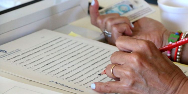Entrega de escrituras a beneficiarios de viviendas