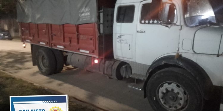 Robaron ruedas de un camión en Sacanta