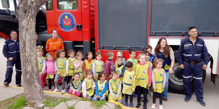 Bomberos visitaron Jardines de Infantes