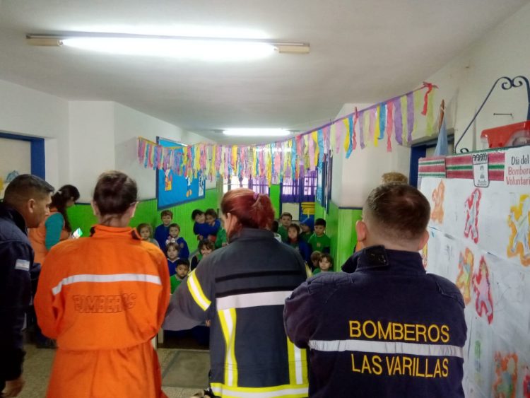 Bomberos visitaron Jardines de Infantes