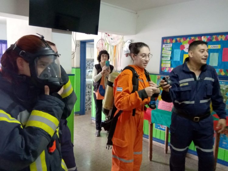 Bomberos visitaron Jardines de Infantes