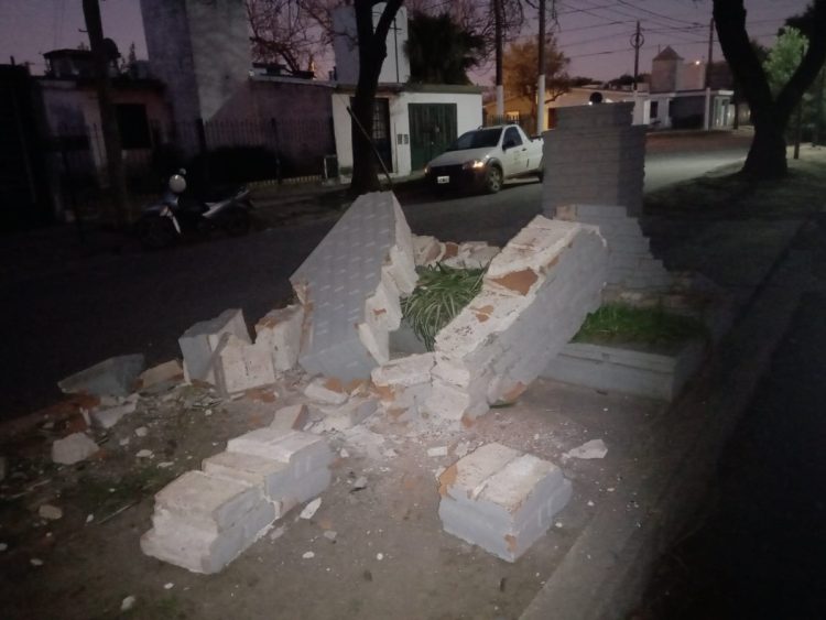 Se llevaron puesto un monolito