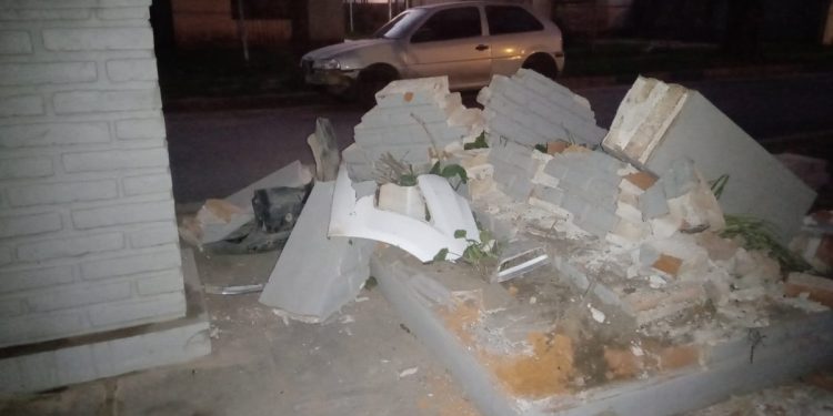 Se llevaron puesto un monolito