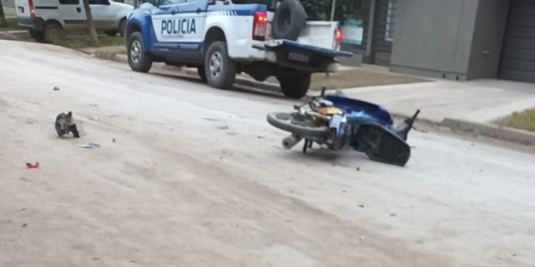 Un hombre resultó con traumatismo de cráneo al caer de su moto