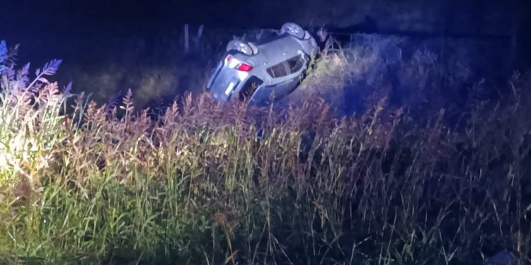 Un auto tumbó en el acceso oeste de nuestra ciudad
