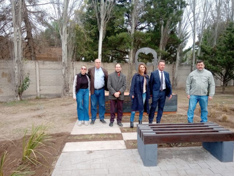 Inauguraron el “Paseo de la Democracia” con la imagen de Alfonsín