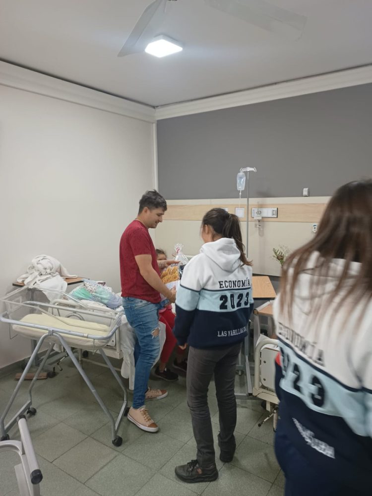 El Zuvi teje y es solidario