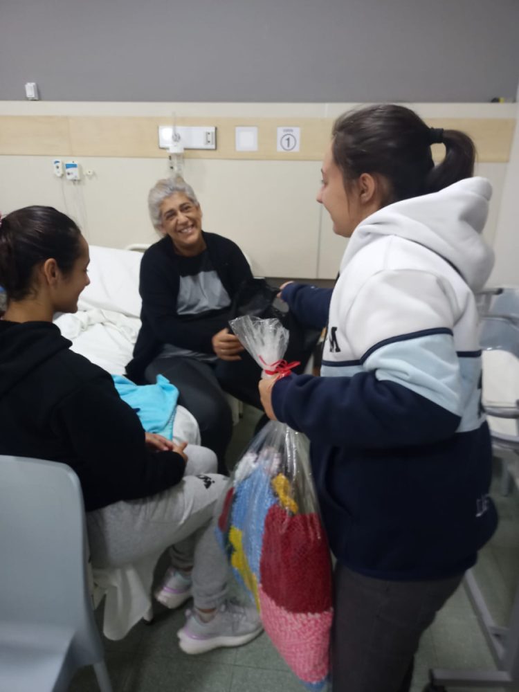 El Zuvi teje y es solidario
