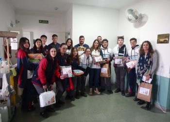 El Zuvi teje y es solidario