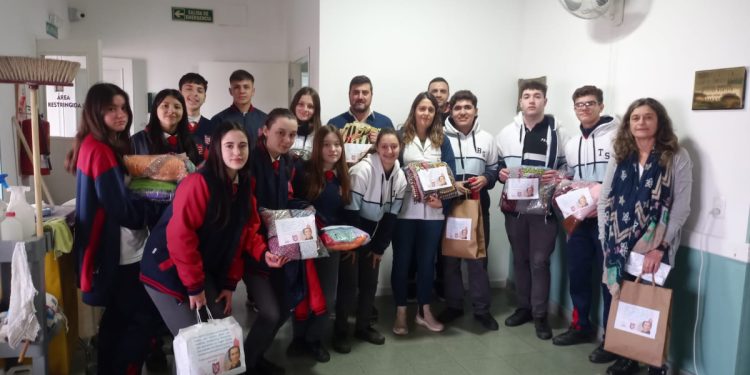 El Zuvi teje y es solidario