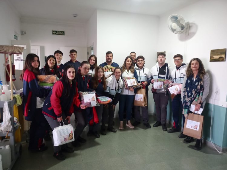 El Zuvi teje y es solidario