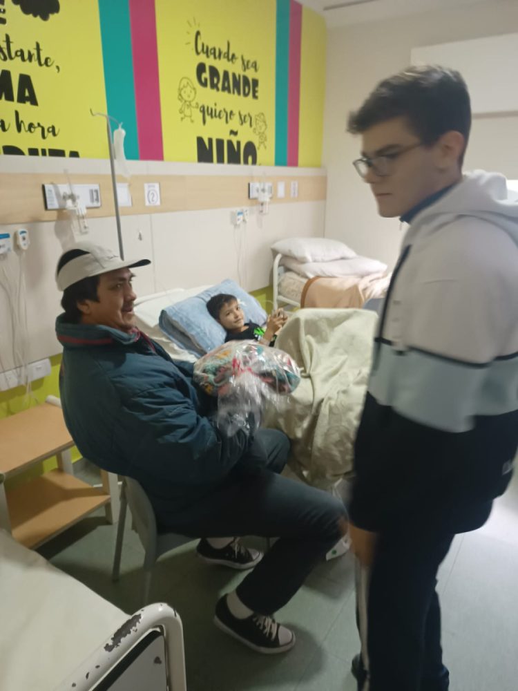 El Zuvi teje y es solidario