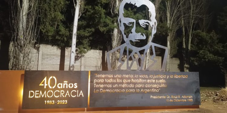 Inaugurarán un monumento que evoca a Raúl Alfonsín