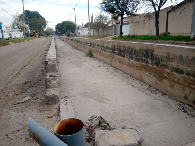 Trabajos de mejoramiento en el canal de calle Independencia