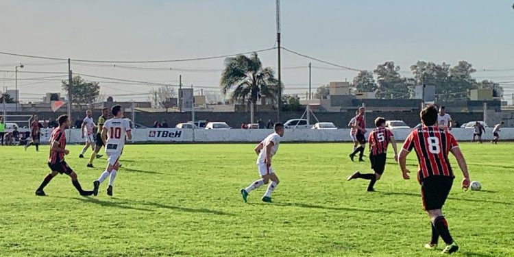 Fútbol regional: Huracán se quedó con el Superclásico varillense