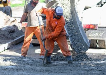 Comienzan trabajos de pavimentación en calle Cura Brochero