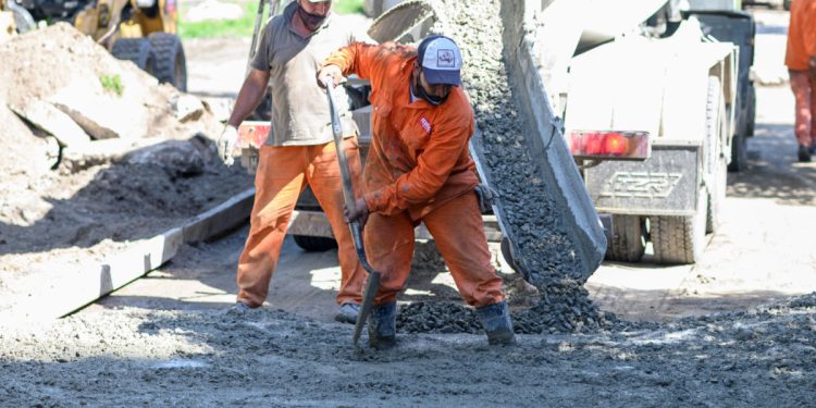 Comienzan trabajos de pavimentación en calle Cura Brochero