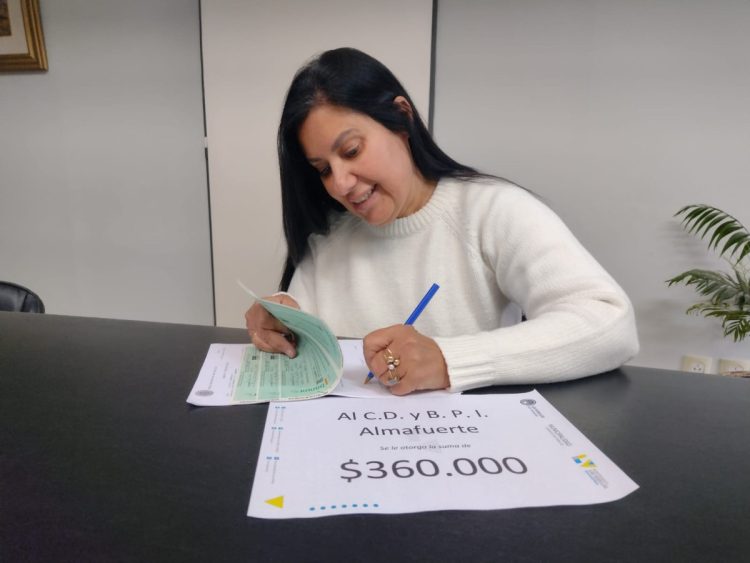 Entrega de subsidios a clubes varillenses