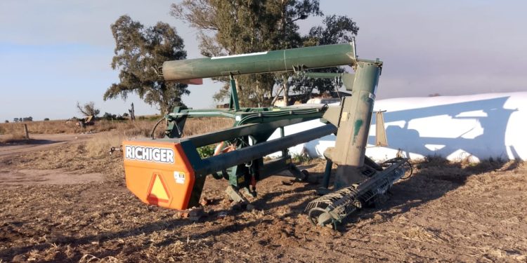Robo de diversos elementos en un  campo de Las Varas