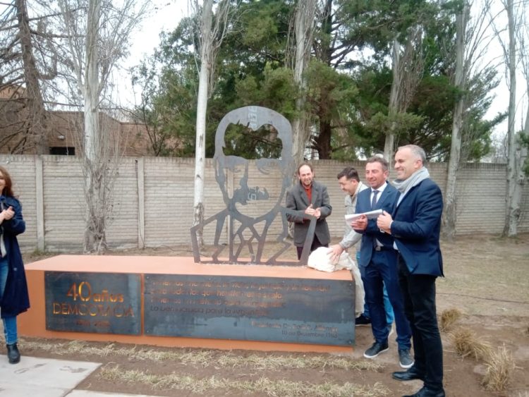 Inauguraron el “Paseo de la Democracia” con la imagen de Alfonsín