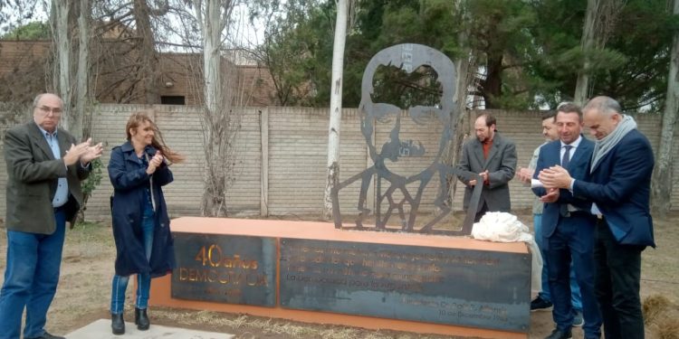 Inauguraron el “Paseo de la Democracia” con la imagen de Alfonsín