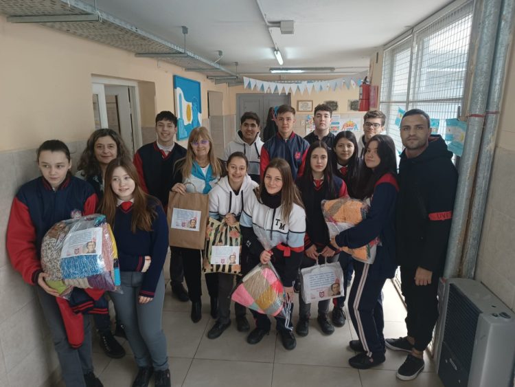 El Zuvi teje y es solidario