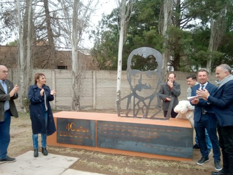 Inauguraron el “Paseo de la Democracia” con la imagen de Alfonsín