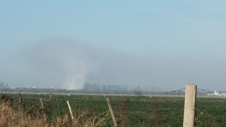 Denodado esfuerzo para combatir el incendio del basural sur