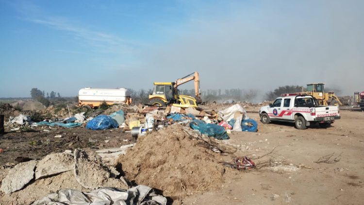 Denodado esfuerzo para combatir el incendio del basural sur