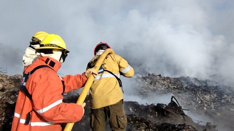Denodado esfuerzo para combatir el incendio del basural sur