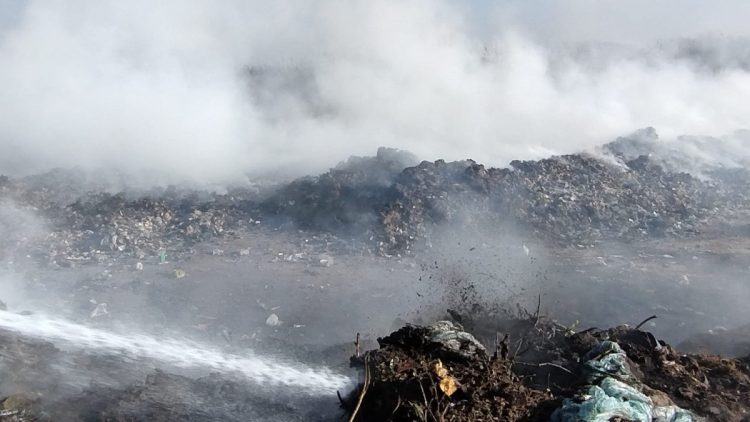 Denodado esfuerzo para combatir el incendio del basural sur
